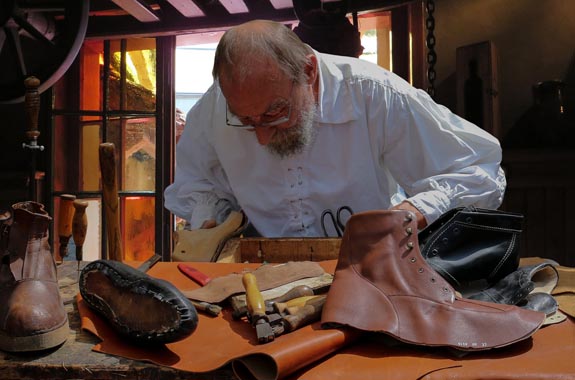 Ein Schuhmacher in einer Werkstatt - Führung in der vorindustriellen Zeit