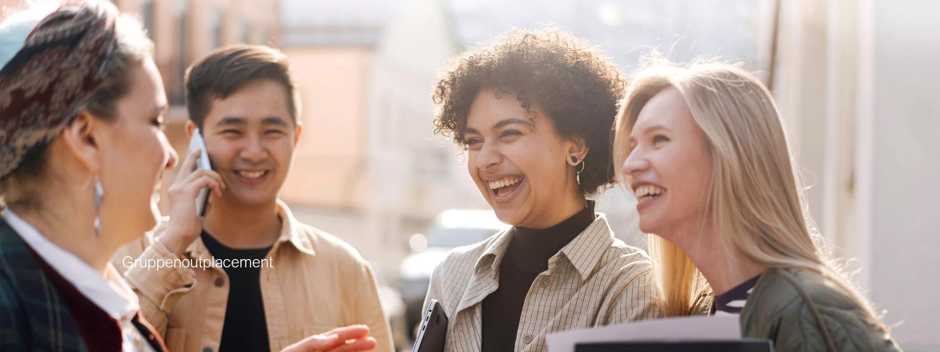 Gruppe von engagierten Menschen in einem beruflichen Umfeld - Gruppenoutplacement in Augsburg, München, Landsberg