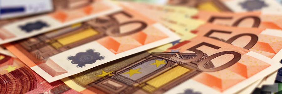 Bild mit 50 Euro Scheinen - Erfolgreich in der Gehaltsverhandlung